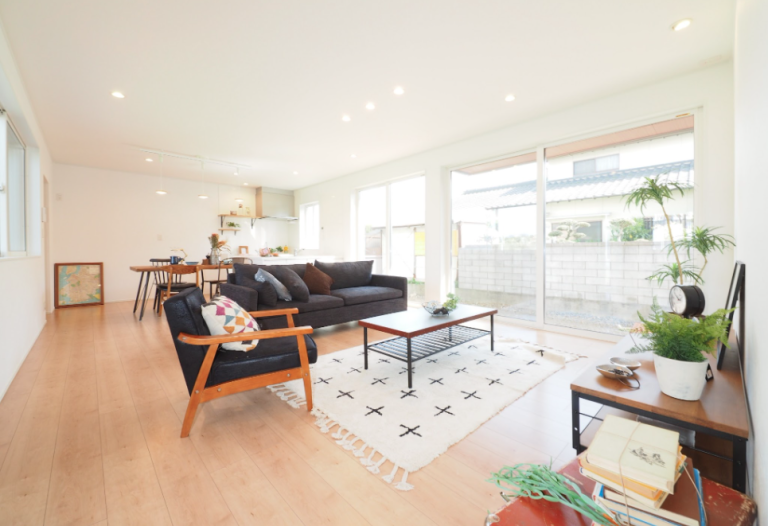 四角いフォルムと坪庭のあるsumai