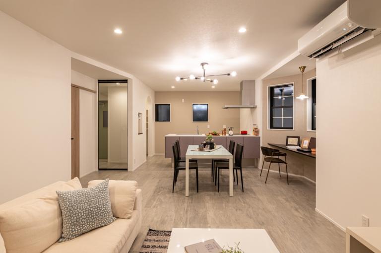 ボウウィンドウと暮らす、大型吹き抜けのあるsumai。