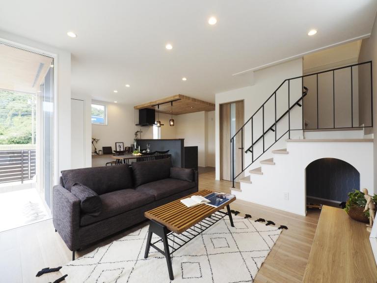 狭小地を活用した、コートデッキで囲むsumai。