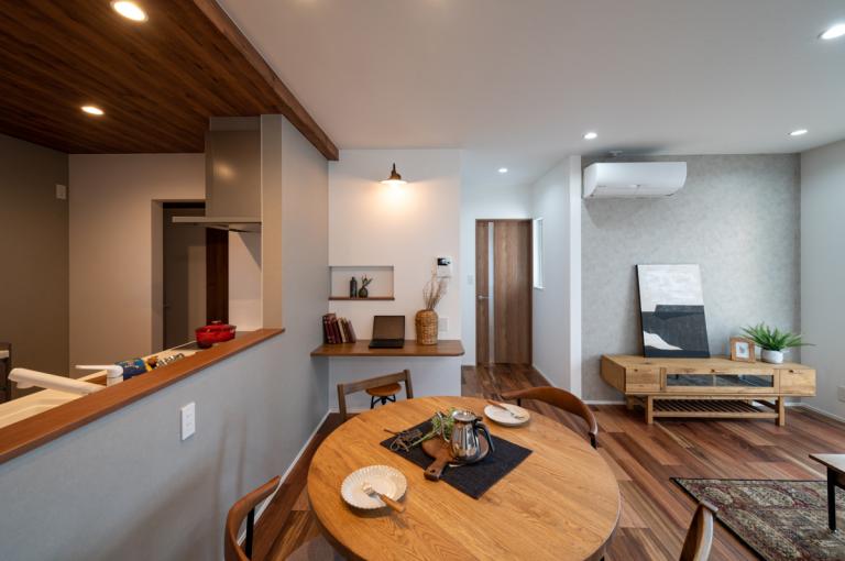 シックな装いの、回廊型動線なsumai。