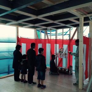 玄関から迷路。