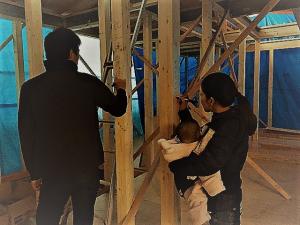 芸能人のサインのようなサインをサインする。