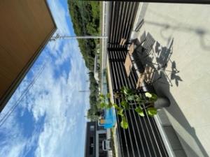 狭小地を活用した、コートデッキで囲むsumai。お礼。