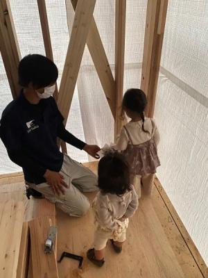 夕暮れの中の上棟式