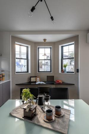 ボウウィンドウと暮らす、大型吹き抜けのあるsumai。お礼。