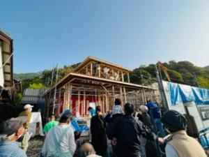 お餅まき大盛況!