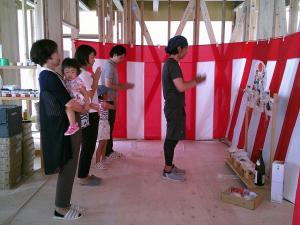 場所見知りするのです。