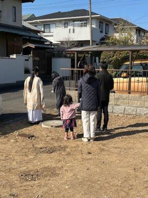 青空の下で地鎮祭